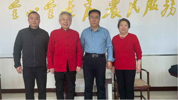 泓寶科技董事長(zhǎng)、上海芯生機(jī)農(nóng)業(yè)科技董事長(zhǎng)鄒國(guó)忠先生與芯生機(jī)農(nóng)業(yè)項(xiàng)目負(fù)責(zé)人肖亮先生赴山西國(guó)禾天元現(xiàn)代農(nóng)業(yè)有限公司考察交流